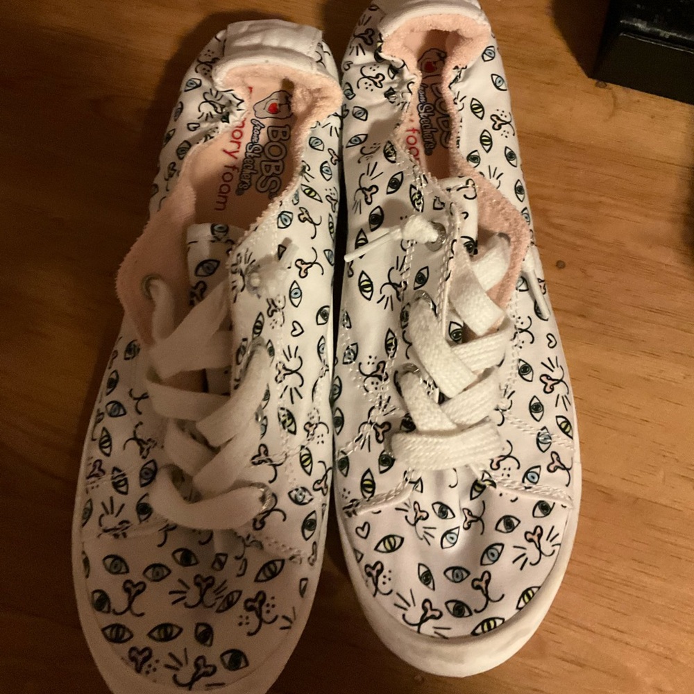 BOBS size 8.5  loves cats
